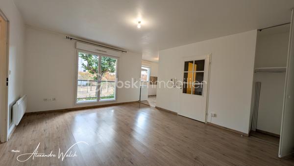 Tout faire à pied, profiter d’un extérieur et ne plus avoir à chercher où se garer : cet appartement récent réunit tous ces atouts.

Situé au 1er étage avec ascenseur au sein d’une petite copropriété de seulement 22 lots principaux, découvrez cet appartement de 60,07 m² Carrez, lumineux, fonctionnel et disposant d'une entrée séparée avec penderie.

Son véritable cœur de vie : un espace de plus de 27 m² réunissant son salon, agréable à vivre et bénéficiant d’un accès au balcon et sa cuisine qui offre un beau potentiel d’aménagement selon vos envies, 

Côté nuit, l’appartement dispose de deux chambres avec rangements intégrés, permettant à chacun de profiter de son propre espace.

Une salle d'eau fonctionnelle et un wc séparé complète cet ensemble privatif.

Pour le stationnement, pas besoin de choisir : vous bénéficiez à la fois d’un box fermé en sous sol et d’une place de parking extérieure au sein de la résidence sécurisée.

Ici, le quotidien peut se faire sans voiture. Tram, écoles et commerces sont accessibles à seulement 300 mètres.

Les atouts à retenir:
60,07 m² Carrez
Pièce de vie de plus de 27 m²
2 chambres avec rangements
Volets roulants
Double vitrage PVC et oscillo battant (cuisine et chambre)
Balcon
1er étage sur 4 avec ascenseur avec vue sur les espaces verts
Box fermé + place de parking extérieure
Petite copropriété de 22 lots principaux
Tram, écoles et commerces à 300 m
DPE C
Aucune anomalie électrique.

Un appartement qui coche de nombreuses cases : emplacement pratique, extérieur, stationnement, ascenseur, belle pièce de vie et performance énergétique.

Et si le prochain à ouvrir cette porte, c’était vous ?

Les photos vous donnent un aperçu, mais c’est lors de la visite que vous pourrez réellement apprécier les volumes, la luminosité et l’environnement de cet appartement.

Contactez-moi dès maintenant pour réserver votre créneau de visite. Un bien réunissant balcon, ascenseur, box ET parking à proximité immédiate du tram et des commerces mérite d’être découvert rapidement.

Dans le cadre de votre projet d’acquisition et conformément aux dispositions de la loi ELAN, nous souhaitons vous informer de vos droits avant la visite du bien que vous envisagez. Nous vous rappelons que vous avez la possibilité de vous faire accompagner, lors de la visite, par un professionnel de la construction de votre choix (architecte, expert en bâtiment, maître d’œuvre, artisan, etc.). Cette démarche peut vous permettre d’obtenir un avis technique éclairé sur l’état du bien, d’identifier d’éventuels travaux à prévoir et de sécuriser votre projet d’acquisition. Nous vous remercions de bien vouloir nous informer en amont de la visite si vous souhaitez être accompagné(e), afin de faciliter l’organisation de celle-ci dans les meilleures conditions.

-----------------------------------------------------------------------------------