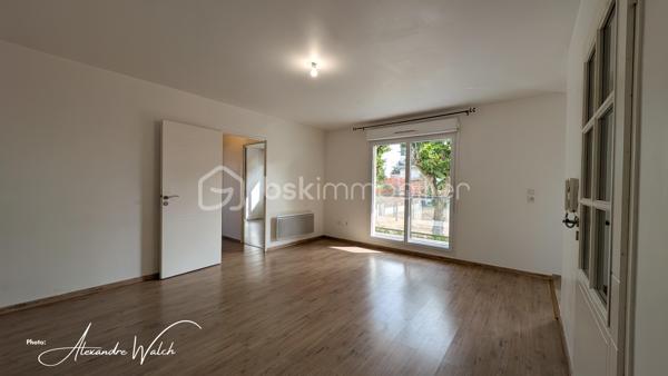Tout faire à pied, profiter d’un extérieur et ne plus avoir à chercher où se garer : cet appartement récent réunit tous ces atouts.

Situé au 1er étage avec ascenseur au sein d’une petite copropriété de seulement 22 lots principaux, découvrez cet appartement de 60,07 m² Carrez, lumineux, fonctionnel et disposant d'une entrée séparée avec penderie.

Son véritable cœur de vie : un espace de plus de 27 m² réunissant son salon, agréable à vivre et bénéficiant d’un accès au balcon et sa cuisine qui offre un beau potentiel d’aménagement selon vos envies, 

Côté nuit, l’appartement dispose de deux chambres avec rangements intégrés, permettant à chacun de profiter de son propre espace.

Une salle d'eau fonctionnelle et un wc séparé complète cet ensemble privatif.

Pour le stationnement, pas besoin de choisir : vous bénéficiez à la fois d’un box fermé en sous sol et d’une place de parking extérieure au sein de la résidence sécurisée.

Ici, le quotidien peut se faire sans voiture. Tram, écoles et commerces sont accessibles à seulement 300 mètres.

Les atouts à retenir:
60,07 m² Carrez
Pièce de vie de plus de 27 m²
2 chambres avec rangements
Volets roulants
Double vitrage PVC et oscillo battant (cuisine et chambre)
Balcon
1er étage sur 4 avec ascenseur avec vue sur les espaces verts
Box fermé + place de parking extérieure
Petite copropriété de 22 lots principaux
Tram, écoles et commerces à 300 m
DPE C
Aucune anomalie électrique.

Un appartement qui coche de nombreuses cases : emplacement pratique, extérieur, stationnement, ascenseur, belle pièce de vie et performance énergétique.

Et si le prochain à ouvrir cette porte, c’était vous ?

Les photos vous donnent un aperçu, mais c’est lors de la visite que vous pourrez réellement apprécier les volumes, la luminosité et l’environnement de cet appartement.

Contactez-moi dès maintenant pour réserver votre créneau de visite. Un bien réunissant balcon, ascenseur, box ET parking à proximité immédiate du tram et des commerces mérite d’être découvert rapidement.

Dans le cadre de votre projet d’acquisition et conformément aux dispositions de la loi ELAN, nous souhaitons vous informer de vos droits avant la visite du bien que vous envisagez. Nous vous rappelons que vous avez la possibilité de vous faire accompagner, lors de la visite, par un professionnel de la construction de votre choix (architecte, expert en bâtiment, maître d’œuvre, artisan, etc.). Cette démarche peut vous permettre d’obtenir un avis technique éclairé sur l’état du bien, d’identifier d’éventuels travaux à prévoir et de sécuriser votre projet d’acquisition. Nous vous remercions de bien vouloir nous informer en amont de la visite si vous souhaitez être accompagné(e), afin de faciliter l’organisation de celle-ci dans les meilleures conditions.

-----------------------------------------------------------------------------------