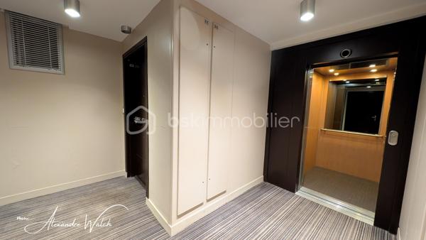 Tout faire à pied, profiter d’un extérieur et ne plus avoir à chercher où se garer : cet appartement récent réunit tous ces atouts.

Situé au 1er étage avec ascenseur au sein d’une petite copropriété de seulement 22 lots principaux, découvrez cet appartement de 60,07 m² Carrez, lumineux, fonctionnel et disposant d'une entrée séparée avec penderie.

Son véritable cœur de vie : un espace de plus de 27 m² réunissant son salon, agréable à vivre et bénéficiant d’un accès au balcon et sa cuisine qui offre un beau potentiel d’aménagement selon vos envies, 

Côté nuit, l’appartement dispose de deux chambres avec rangements intégrés, permettant à chacun de profiter de son propre espace.

Une salle d'eau fonctionnelle et un wc séparé complète cet ensemble privatif.

Pour le stationnement, pas besoin de choisir : vous bénéficiez à la fois d’un box fermé en sous sol et d’une place de parking extérieure au sein de la résidence sécurisée.

Ici, le quotidien peut se faire sans voiture. Tram, écoles et commerces sont accessibles à seulement 300 mètres.

Les atouts à retenir:
60,07 m² Carrez
Pièce de vie de plus de 27 m²
2 chambres avec rangements
Volets roulants
Double vitrage PVC et oscillo battant (cuisine et chambre)
Balcon
1er étage sur 4 avec ascenseur avec vue sur les espaces verts
Box fermé + place de parking extérieure
Petite copropriété de 22 lots principaux
Tram, écoles et commerces à 300 m
DPE C
Aucune anomalie électrique.

Un appartement qui coche de nombreuses cases : emplacement pratique, extérieur, stationnement, ascenseur, belle pièce de vie et performance énergétique.

Et si le prochain à ouvrir cette porte, c’était vous ?

Les photos vous donnent un aperçu, mais c’est lors de la visite que vous pourrez réellement apprécier les volumes, la luminosité et l’environnement de cet appartement.

Contactez-moi dès maintenant pour réserver votre créneau de visite. Un bien réunissant balcon, ascenseur, box ET parking à proximité immédiate du tram et des commerces mérite d’être découvert rapidement.

Dans le cadre de votre projet d’acquisition et conformément aux dispositions de la loi ELAN, nous souhaitons vous informer de vos droits avant la visite du bien que vous envisagez. Nous vous rappelons que vous avez la possibilité de vous faire accompagner, lors de la visite, par un professionnel de la construction de votre choix (architecte, expert en bâtiment, maître d’œuvre, artisan, etc.). Cette démarche peut vous permettre d’obtenir un avis technique éclairé sur l’état du bien, d’identifier d’éventuels travaux à prévoir et de sécuriser votre projet d’acquisition. Nous vous remercions de bien vouloir nous informer en amont de la visite si vous souhaitez être accompagné(e), afin de faciliter l’organisation de celle-ci dans les meilleures conditions.

-----------------------------------------------------------------------------------