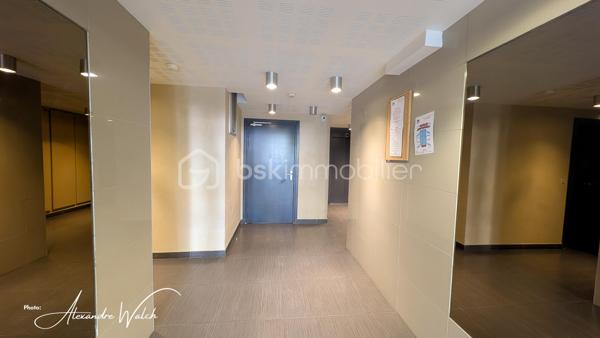 Tout faire à pied, profiter d’un extérieur et ne plus avoir à chercher où se garer : cet appartement récent réunit tous ces atouts.

Situé au 1er étage avec ascenseur au sein d’une petite copropriété de seulement 22 lots principaux, découvrez cet appartement de 60,07 m² Carrez, lumineux, fonctionnel et disposant d'une entrée séparée avec penderie.

Son véritable cœur de vie : un espace de plus de 27 m² réunissant son salon, agréable à vivre et bénéficiant d’un accès au balcon et sa cuisine qui offre un beau potentiel d’aménagement selon vos envies, 

Côté nuit, l’appartement dispose de deux chambres avec rangements intégrés, permettant à chacun de profiter de son propre espace.

Une salle d'eau fonctionnelle et un wc séparé complète cet ensemble privatif.

Pour le stationnement, pas besoin de choisir : vous bénéficiez à la fois d’un box fermé en sous sol et d’une place de parking extérieure au sein de la résidence sécurisée.

Ici, le quotidien peut se faire sans voiture. Tram, écoles et commerces sont accessibles à seulement 300 mètres.

Les atouts à retenir:
60,07 m² Carrez
Pièce de vie de plus de 27 m²
2 chambres avec rangements
Volets roulants
Double vitrage PVC et oscillo battant (cuisine et chambre)
Balcon
1er étage sur 4 avec ascenseur avec vue sur les espaces verts
Box fermé + place de parking extérieure
Petite copropriété de 22 lots principaux
Tram, écoles et commerces à 300 m
DPE C
Aucune anomalie électrique.

Un appartement qui coche de nombreuses cases : emplacement pratique, extérieur, stationnement, ascenseur, belle pièce de vie et performance énergétique.

Et si le prochain à ouvrir cette porte, c’était vous ?

Les photos vous donnent un aperçu, mais c’est lors de la visite que vous pourrez réellement apprécier les volumes, la luminosité et l’environnement de cet appartement.

Contactez-moi dès maintenant pour réserver votre créneau de visite. Un bien réunissant balcon, ascenseur, box ET parking à proximité immédiate du tram et des commerces mérite d’être découvert rapidement.

Dans le cadre de votre projet d’acquisition et conformément aux dispositions de la loi ELAN, nous souhaitons vous informer de vos droits avant la visite du bien que vous envisagez. Nous vous rappelons que vous avez la possibilité de vous faire accompagner, lors de la visite, par un professionnel de la construction de votre choix (architecte, expert en bâtiment, maître d’œuvre, artisan, etc.). Cette démarche peut vous permettre d’obtenir un avis technique éclairé sur l’état du bien, d’identifier d’éventuels travaux à prévoir et de sécuriser votre projet d’acquisition. Nous vous remercions de bien vouloir nous informer en amont de la visite si vous souhaitez être accompagné(e), afin de faciliter l’organisation de celle-ci dans les meilleures conditions.

-----------------------------------------------------------------------------------