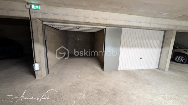 Tout faire à pied, profiter d’un extérieur et ne plus avoir à chercher où se garer : cet appartement récent réunit tous ces atouts.

Situé au 1er étage avec ascenseur au sein d’une petite copropriété de seulement 22 lots principaux, découvrez cet appartement de 60,07 m² Carrez, lumineux, fonctionnel et disposant d'une entrée séparée avec penderie.

Son véritable cœur de vie : un espace de plus de 27 m² réunissant son salon, agréable à vivre et bénéficiant d’un accès au balcon et sa cuisine qui offre un beau potentiel d’aménagement selon vos envies, 

Côté nuit, l’appartement dispose de deux chambres avec rangements intégrés, permettant à chacun de profiter de son propre espace.

Une salle d'eau fonctionnelle et un wc séparé complète cet ensemble privatif.

Pour le stationnement, pas besoin de choisir : vous bénéficiez à la fois d’un box fermé en sous sol et d’une place de parking extérieure au sein de la résidence sécurisée.

Ici, le quotidien peut se faire sans voiture. Tram, écoles et commerces sont accessibles à seulement 300 mètres.

Les atouts à retenir:
60,07 m² Carrez
Pièce de vie de plus de 27 m²
2 chambres avec rangements
Volets roulants
Double vitrage PVC et oscillo battant (cuisine et chambre)
Balcon
1er étage sur 4 avec ascenseur avec vue sur les espaces verts
Box fermé + place de parking extérieure
Petite copropriété de 22 lots principaux
Tram, écoles et commerces à 300 m
DPE C
Aucune anomalie électrique.

Un appartement qui coche de nombreuses cases : emplacement pratique, extérieur, stationnement, ascenseur, belle pièce de vie et performance énergétique.

Et si le prochain à ouvrir cette porte, c’était vous ?

Les photos vous donnent un aperçu, mais c’est lors de la visite que vous pourrez réellement apprécier les volumes, la luminosité et l’environnement de cet appartement.

Contactez-moi dès maintenant pour réserver votre créneau de visite. Un bien réunissant balcon, ascenseur, box ET parking à proximité immédiate du tram et des commerces mérite d’être découvert rapidement.

Dans le cadre de votre projet d’acquisition et conformément aux dispositions de la loi ELAN, nous souhaitons vous informer de vos droits avant la visite du bien que vous envisagez. Nous vous rappelons que vous avez la possibilité de vous faire accompagner, lors de la visite, par un professionnel de la construction de votre choix (architecte, expert en bâtiment, maître d’œuvre, artisan, etc.). Cette démarche peut vous permettre d’obtenir un avis technique éclairé sur l’état du bien, d’identifier d’éventuels travaux à prévoir et de sécuriser votre projet d’acquisition. Nous vous remercions de bien vouloir nous informer en amont de la visite si vous souhaitez être accompagné(e), afin de faciliter l’organisation de celle-ci dans les meilleures conditions.

-----------------------------------------------------------------------------------