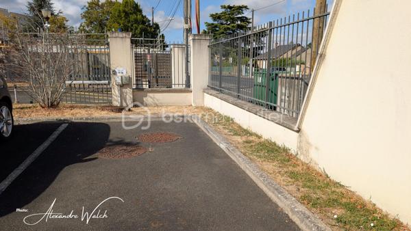 Tout faire à pied, profiter d’un extérieur et ne plus avoir à chercher où se garer : cet appartement récent réunit tous ces atouts.

Situé au 1er étage avec ascenseur au sein d’une petite copropriété de seulement 22 lots principaux, découvrez cet appartement de 60,07 m² Carrez, lumineux, fonctionnel et disposant d'une entrée séparée avec penderie.

Son véritable cœur de vie : un espace de plus de 27 m² réunissant son salon, agréable à vivre et bénéficiant d’un accès au balcon et sa cuisine qui offre un beau potentiel d’aménagement selon vos envies, 

Côté nuit, l’appartement dispose de deux chambres avec rangements intégrés, permettant à chacun de profiter de son propre espace.

Une salle d'eau fonctionnelle et un wc séparé complète cet ensemble privatif.

Pour le stationnement, pas besoin de choisir : vous bénéficiez à la fois d’un box fermé en sous sol et d’une place de parking extérieure au sein de la résidence sécurisée.

Ici, le quotidien peut se faire sans voiture. Tram, écoles et commerces sont accessibles à seulement 300 mètres.

Les atouts à retenir:
60,07 m² Carrez
Pièce de vie de plus de 27 m²
2 chambres avec rangements
Volets roulants
Double vitrage PVC et oscillo battant (cuisine et chambre)
Balcon
1er étage sur 4 avec ascenseur avec vue sur les espaces verts
Box fermé + place de parking extérieure
Petite copropriété de 22 lots principaux
Tram, écoles et commerces à 300 m
DPE C
Aucune anomalie électrique.

Un appartement qui coche de nombreuses cases : emplacement pratique, extérieur, stationnement, ascenseur, belle pièce de vie et performance énergétique.

Et si le prochain à ouvrir cette porte, c’était vous ?

Les photos vous donnent un aperçu, mais c’est lors de la visite que vous pourrez réellement apprécier les volumes, la luminosité et l’environnement de cet appartement.

Contactez-moi dès maintenant pour réserver votre créneau de visite. Un bien réunissant balcon, ascenseur, box ET parking à proximité immédiate du tram et des commerces mérite d’être découvert rapidement.

Dans le cadre de votre projet d’acquisition et conformément aux dispositions de la loi ELAN, nous souhaitons vous informer de vos droits avant la visite du bien que vous envisagez. Nous vous rappelons que vous avez la possibilité de vous faire accompagner, lors de la visite, par un professionnel de la construction de votre choix (architecte, expert en bâtiment, maître d’œuvre, artisan, etc.). Cette démarche peut vous permettre d’obtenir un avis technique éclairé sur l’état du bien, d’identifier d’éventuels travaux à prévoir et de sécuriser votre projet d’acquisition. Nous vous remercions de bien vouloir nous informer en amont de la visite si vous souhaitez être accompagné(e), afin de faciliter l’organisation de celle-ci dans les meilleures conditions.

-----------------------------------------------------------------------------------