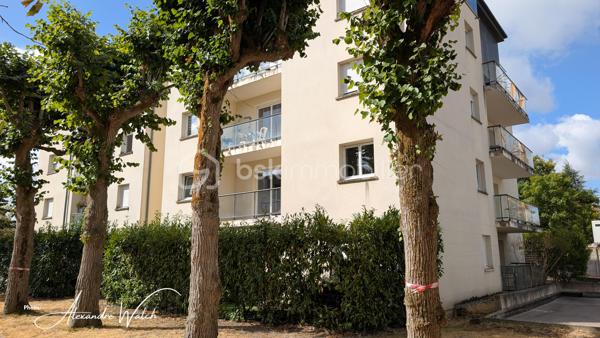 Tout faire à pied, profiter d’un extérieur et ne plus avoir à chercher où se garer : cet appartement récent réunit tous ces atouts.

Situé au 1er étage avec ascenseur au sein d’une petite copropriété de seulement 22 lots principaux, découvrez cet appartement de 60,07 m² Carrez, lumineux, fonctionnel et disposant d'une entrée séparée avec penderie.

Son véritable cœur de vie : un espace de plus de 27 m² réunissant son salon, agréable à vivre et bénéficiant d’un accès au balcon et sa cuisine qui offre un beau potentiel d’aménagement selon vos envies, 

Côté nuit, l’appartement dispose de deux chambres avec rangements intégrés, permettant à chacun de profiter de son propre espace.

Une salle d'eau fonctionnelle et un wc séparé complète cet ensemble privatif.

Pour le stationnement, pas besoin de choisir : vous bénéficiez à la fois d’un box fermé en sous sol et d’une place de parking extérieure au sein de la résidence sécurisée.

Ici, le quotidien peut se faire sans voiture. Tram, écoles et commerces sont accessibles à seulement 300 mètres.

Les atouts à retenir:
60,07 m² Carrez
Pièce de vie de plus de 27 m²
2 chambres avec rangements
Volets roulants
Double vitrage PVC et oscillo battant (cuisine et chambre)
Balcon
1er étage sur 4 avec ascenseur avec vue sur les espaces verts
Box fermé + place de parking extérieure
Petite copropriété de 22 lots principaux
Tram, écoles et commerces à 300 m
DPE C
Aucune anomalie électrique.

Un appartement qui coche de nombreuses cases : emplacement pratique, extérieur, stationnement, ascenseur, belle pièce de vie et performance énergétique.

Et si le prochain à ouvrir cette porte, c’était vous ?

Les photos vous donnent un aperçu, mais c’est lors de la visite que vous pourrez réellement apprécier les volumes, la luminosité et l’environnement de cet appartement.

Contactez-moi dès maintenant pour réserver votre créneau de visite. Un bien réunissant balcon, ascenseur, box ET parking à proximité immédiate du tram et des commerces mérite d’être découvert rapidement.

Dans le cadre de votre projet d’acquisition et conformément aux dispositions de la loi ELAN, nous souhaitons vous informer de vos droits avant la visite du bien que vous envisagez. Nous vous rappelons que vous avez la possibilité de vous faire accompagner, lors de la visite, par un professionnel de la construction de votre choix (architecte, expert en bâtiment, maître d’œuvre, artisan, etc.). Cette démarche peut vous permettre d’obtenir un avis technique éclairé sur l’état du bien, d’identifier d’éventuels travaux à prévoir et de sécuriser votre projet d’acquisition. Nous vous remercions de bien vouloir nous informer en amont de la visite si vous souhaitez être accompagné(e), afin de faciliter l’organisation de celle-ci dans les meilleures conditions.

-----------------------------------------------------------------------------------