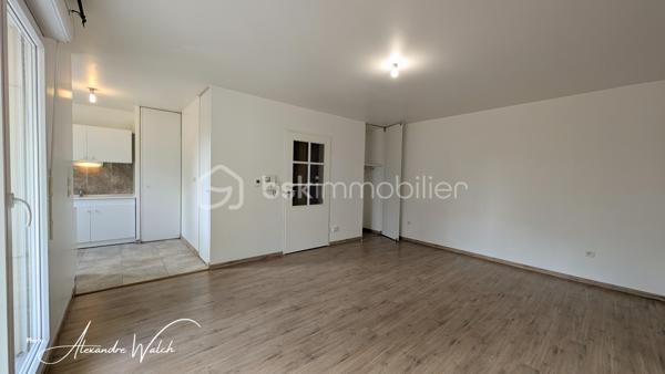 Tout faire à pied, profiter d’un extérieur et ne plus avoir à chercher où se garer : cet appartement récent réunit tous ces atouts.

Situé au 1er étage avec ascenseur au sein d’une petite copropriété de seulement 22 lots principaux, découvrez cet appartement de 60,07 m² Carrez, lumineux, fonctionnel et disposant d'une entrée séparée avec penderie.

Son véritable cœur de vie : un espace de plus de 27 m² réunissant son salon, agréable à vivre et bénéficiant d’un accès au balcon et sa cuisine qui offre un beau potentiel d’aménagement selon vos envies, 

Côté nuit, l’appartement dispose de deux chambres avec rangements intégrés, permettant à chacun de profiter de son propre espace.

Une salle d'eau fonctionnelle et un wc séparé complète cet ensemble privatif.

Pour le stationnement, pas besoin de choisir : vous bénéficiez à la fois d’un box fermé en sous sol et d’une place de parking extérieure au sein de la résidence sécurisée.

Ici, le quotidien peut se faire sans voiture. Tram, écoles et commerces sont accessibles à seulement 300 mètres.

Les atouts à retenir:
60,07 m² Carrez
Pièce de vie de plus de 27 m²
2 chambres avec rangements
Volets roulants
Double vitrage PVC et oscillo battant (cuisine et chambre)
Balcon
1er étage sur 4 avec ascenseur avec vue sur les espaces verts
Box fermé + place de parking extérieure
Petite copropriété de 22 lots principaux
Tram, écoles et commerces à 300 m
DPE C
Aucune anomalie électrique.

Un appartement qui coche de nombreuses cases : emplacement pratique, extérieur, stationnement, ascenseur, belle pièce de vie et performance énergétique.

Et si le prochain à ouvrir cette porte, c’était vous ?

Les photos vous donnent un aperçu, mais c’est lors de la visite que vous pourrez réellement apprécier les volumes, la luminosité et l’environnement de cet appartement.

Contactez-moi dès maintenant pour réserver votre créneau de visite. Un bien réunissant balcon, ascenseur, box ET parking à proximité immédiate du tram et des commerces mérite d’être découvert rapidement.

Dans le cadre de votre projet d’acquisition et conformément aux dispositions de la loi ELAN, nous souhaitons vous informer de vos droits avant la visite du bien que vous envisagez. Nous vous rappelons que vous avez la possibilité de vous faire accompagner, lors de la visite, par un professionnel de la construction de votre choix (architecte, expert en bâtiment, maître d’œuvre, artisan, etc.). Cette démarche peut vous permettre d’obtenir un avis technique éclairé sur l’état du bien, d’identifier d’éventuels travaux à prévoir et de sécuriser votre projet d’acquisition. Nous vous remercions de bien vouloir nous informer en amont de la visite si vous souhaitez être accompagné(e), afin de faciliter l’organisation de celle-ci dans les meilleures conditions.

-----------------------------------------------------------------------------------