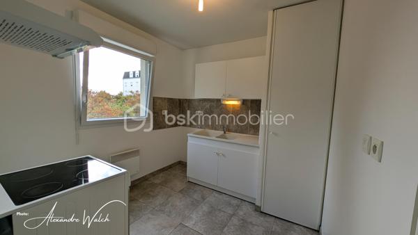 Tout faire à pied, profiter d’un extérieur et ne plus avoir à chercher où se garer : cet appartement récent réunit tous ces atouts.

Situé au 1er étage avec ascenseur au sein d’une petite copropriété de seulement 22 lots principaux, découvrez cet appartement de 60,07 m² Carrez, lumineux, fonctionnel et disposant d'une entrée séparée avec penderie.

Son véritable cœur de vie : un espace de plus de 27 m² réunissant son salon, agréable à vivre et bénéficiant d’un accès au balcon et sa cuisine qui offre un beau potentiel d’aménagement selon vos envies, 

Côté nuit, l’appartement dispose de deux chambres avec rangements intégrés, permettant à chacun de profiter de son propre espace.

Une salle d'eau fonctionnelle et un wc séparé complète cet ensemble privatif.

Pour le stationnement, pas besoin de choisir : vous bénéficiez à la fois d’un box fermé en sous sol et d’une place de parking extérieure au sein de la résidence sécurisée.

Ici, le quotidien peut se faire sans voiture. Tram, écoles et commerces sont accessibles à seulement 300 mètres.

Les atouts à retenir:
60,07 m² Carrez
Pièce de vie de plus de 27 m²
2 chambres avec rangements
Volets roulants
Double vitrage PVC et oscillo battant (cuisine et chambre)
Balcon
1er étage sur 4 avec ascenseur avec vue sur les espaces verts
Box fermé + place de parking extérieure
Petite copropriété de 22 lots principaux
Tram, écoles et commerces à 300 m
DPE C
Aucune anomalie électrique.

Un appartement qui coche de nombreuses cases : emplacement pratique, extérieur, stationnement, ascenseur, belle pièce de vie et performance énergétique.

Et si le prochain à ouvrir cette porte, c’était vous ?

Les photos vous donnent un aperçu, mais c’est lors de la visite que vous pourrez réellement apprécier les volumes, la luminosité et l’environnement de cet appartement.

Contactez-moi dès maintenant pour réserver votre créneau de visite. Un bien réunissant balcon, ascenseur, box ET parking à proximité immédiate du tram et des commerces mérite d’être découvert rapidement.

Dans le cadre de votre projet d’acquisition et conformément aux dispositions de la loi ELAN, nous souhaitons vous informer de vos droits avant la visite du bien que vous envisagez. Nous vous rappelons que vous avez la possibilité de vous faire accompagner, lors de la visite, par un professionnel de la construction de votre choix (architecte, expert en bâtiment, maître d’œuvre, artisan, etc.). Cette démarche peut vous permettre d’obtenir un avis technique éclairé sur l’état du bien, d’identifier d’éventuels travaux à prévoir et de sécuriser votre projet d’acquisition. Nous vous remercions de bien vouloir nous informer en amont de la visite si vous souhaitez être accompagné(e), afin de faciliter l’organisation de celle-ci dans les meilleures conditions.

-----------------------------------------------------------------------------------