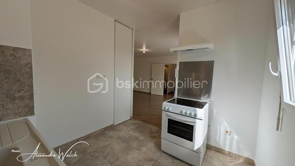 Tout faire à pied, profiter d’un extérieur et ne plus avoir à chercher où se garer : cet appartement récent réunit tous ces atouts.

Situé au 1er étage avec ascenseur au sein d’une petite copropriété de seulement 22 lots principaux, découvrez cet appartement de 60,07 m² Carrez, lumineux, fonctionnel et disposant d'une entrée séparée avec penderie.

Son véritable cœur de vie : un espace de plus de 27 m² réunissant son salon, agréable à vivre et bénéficiant d’un accès au balcon et sa cuisine qui offre un beau potentiel d’aménagement selon vos envies, 

Côté nuit, l’appartement dispose de deux chambres avec rangements intégrés, permettant à chacun de profiter de son propre espace.

Une salle d'eau fonctionnelle et un wc séparé complète cet ensemble privatif.

Pour le stationnement, pas besoin de choisir : vous bénéficiez à la fois d’un box fermé en sous sol et d’une place de parking extérieure au sein de la résidence sécurisée.

Ici, le quotidien peut se faire sans voiture. Tram, écoles et commerces sont accessibles à seulement 300 mètres.

Les atouts à retenir:
60,07 m² Carrez
Pièce de vie de plus de 27 m²
2 chambres avec rangements
Volets roulants
Double vitrage PVC et oscillo battant (cuisine et chambre)
Balcon
1er étage sur 4 avec ascenseur avec vue sur les espaces verts
Box fermé + place de parking extérieure
Petite copropriété de 22 lots principaux
Tram, écoles et commerces à 300 m
DPE C
Aucune anomalie électrique.

Un appartement qui coche de nombreuses cases : emplacement pratique, extérieur, stationnement, ascenseur, belle pièce de vie et performance énergétique.

Et si le prochain à ouvrir cette porte, c’était vous ?

Les photos vous donnent un aperçu, mais c’est lors de la visite que vous pourrez réellement apprécier les volumes, la luminosité et l’environnement de cet appartement.

Contactez-moi dès maintenant pour réserver votre créneau de visite. Un bien réunissant balcon, ascenseur, box ET parking à proximité immédiate du tram et des commerces mérite d’être découvert rapidement.

Dans le cadre de votre projet d’acquisition et conformément aux dispositions de la loi ELAN, nous souhaitons vous informer de vos droits avant la visite du bien que vous envisagez. Nous vous rappelons que vous avez la possibilité de vous faire accompagner, lors de la visite, par un professionnel de la construction de votre choix (architecte, expert en bâtiment, maître d’œuvre, artisan, etc.). Cette démarche peut vous permettre d’obtenir un avis technique éclairé sur l’état du bien, d’identifier d’éventuels travaux à prévoir et de sécuriser votre projet d’acquisition. Nous vous remercions de bien vouloir nous informer en amont de la visite si vous souhaitez être accompagné(e), afin de faciliter l’organisation de celle-ci dans les meilleures conditions.

-----------------------------------------------------------------------------------