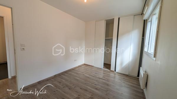 Tout faire à pied, profiter d’un extérieur et ne plus avoir à chercher où se garer : cet appartement récent réunit tous ces atouts.

Situé au 1er étage avec ascenseur au sein d’une petite copropriété de seulement 22 lots principaux, découvrez cet appartement de 60,07 m² Carrez, lumineux, fonctionnel et disposant d'une entrée séparée avec penderie.

Son véritable cœur de vie : un espace de plus de 27 m² réunissant son salon, agréable à vivre et bénéficiant d’un accès au balcon et sa cuisine qui offre un beau potentiel d’aménagement selon vos envies, 

Côté nuit, l’appartement dispose de deux chambres avec rangements intégrés, permettant à chacun de profiter de son propre espace.

Une salle d'eau fonctionnelle et un wc séparé complète cet ensemble privatif.

Pour le stationnement, pas besoin de choisir : vous bénéficiez à la fois d’un box fermé en sous sol et d’une place de parking extérieure au sein de la résidence sécurisée.

Ici, le quotidien peut se faire sans voiture. Tram, écoles et commerces sont accessibles à seulement 300 mètres.

Les atouts à retenir:
60,07 m² Carrez
Pièce de vie de plus de 27 m²
2 chambres avec rangements
Volets roulants
Double vitrage PVC et oscillo battant (cuisine et chambre)
Balcon
1er étage sur 4 avec ascenseur avec vue sur les espaces verts
Box fermé + place de parking extérieure
Petite copropriété de 22 lots principaux
Tram, écoles et commerces à 300 m
DPE C
Aucune anomalie électrique.

Un appartement qui coche de nombreuses cases : emplacement pratique, extérieur, stationnement, ascenseur, belle pièce de vie et performance énergétique.

Et si le prochain à ouvrir cette porte, c’était vous ?

Les photos vous donnent un aperçu, mais c’est lors de la visite que vous pourrez réellement apprécier les volumes, la luminosité et l’environnement de cet appartement.

Contactez-moi dès maintenant pour réserver votre créneau de visite. Un bien réunissant balcon, ascenseur, box ET parking à proximité immédiate du tram et des commerces mérite d’être découvert rapidement.

Dans le cadre de votre projet d’acquisition et conformément aux dispositions de la loi ELAN, nous souhaitons vous informer de vos droits avant la visite du bien que vous envisagez. Nous vous rappelons que vous avez la possibilité de vous faire accompagner, lors de la visite, par un professionnel de la construction de votre choix (architecte, expert en bâtiment, maître d’œuvre, artisan, etc.). Cette démarche peut vous permettre d’obtenir un avis technique éclairé sur l’état du bien, d’identifier d’éventuels travaux à prévoir et de sécuriser votre projet d’acquisition. Nous vous remercions de bien vouloir nous informer en amont de la visite si vous souhaitez être accompagné(e), afin de faciliter l’organisation de celle-ci dans les meilleures conditions.

-----------------------------------------------------------------------------------
