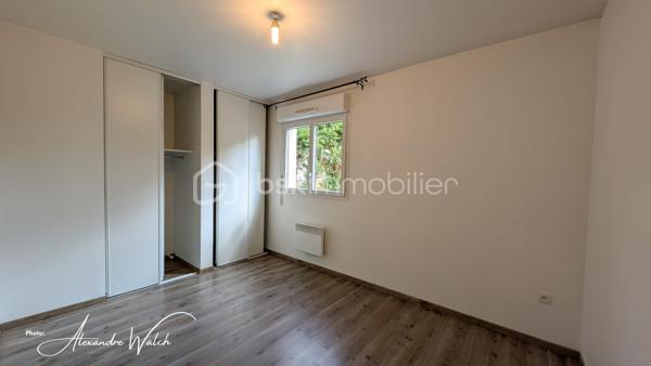 Tout faire à pied, profiter d’un extérieur et ne plus avoir à chercher où se garer : cet appartement récent réunit tous ces atouts.

Situé au 1er étage avec ascenseur au sein d’une petite copropriété de seulement 22 lots principaux, découvrez cet appartement de 60,07 m² Carrez, lumineux, fonctionnel et disposant d'une entrée séparée avec penderie.

Son véritable cœur de vie : un espace de plus de 27 m² réunissant son salon, agréable à vivre et bénéficiant d’un accès au balcon et sa cuisine qui offre un beau potentiel d’aménagement selon vos envies, 

Côté nuit, l’appartement dispose de deux chambres avec rangements intégrés, permettant à chacun de profiter de son propre espace.

Une salle d'eau fonctionnelle et un wc séparé complète cet ensemble privatif.

Pour le stationnement, pas besoin de choisir : vous bénéficiez à la fois d’un box fermé en sous sol et d’une place de parking extérieure au sein de la résidence sécurisée.

Ici, le quotidien peut se faire sans voiture. Tram, écoles et commerces sont accessibles à seulement 300 mètres.

Les atouts à retenir:
60,07 m² Carrez
Pièce de vie de plus de 27 m²
2 chambres avec rangements
Volets roulants
Double vitrage PVC et oscillo battant (cuisine et chambre)
Balcon
1er étage sur 4 avec ascenseur avec vue sur les espaces verts
Box fermé + place de parking extérieure
Petite copropriété de 22 lots principaux
Tram, écoles et commerces à 300 m
DPE C
Aucune anomalie électrique.

Un appartement qui coche de nombreuses cases : emplacement pratique, extérieur, stationnement, ascenseur, belle pièce de vie et performance énergétique.

Et si le prochain à ouvrir cette porte, c’était vous ?

Les photos vous donnent un aperçu, mais c’est lors de la visite que vous pourrez réellement apprécier les volumes, la luminosité et l’environnement de cet appartement.

Contactez-moi dès maintenant pour réserver votre créneau de visite. Un bien réunissant balcon, ascenseur, box ET parking à proximité immédiate du tram et des commerces mérite d’être découvert rapidement.

Dans le cadre de votre projet d’acquisition et conformément aux dispositions de la loi ELAN, nous souhaitons vous informer de vos droits avant la visite du bien que vous envisagez. Nous vous rappelons que vous avez la possibilité de vous faire accompagner, lors de la visite, par un professionnel de la construction de votre choix (architecte, expert en bâtiment, maître d’œuvre, artisan, etc.). Cette démarche peut vous permettre d’obtenir un avis technique éclairé sur l’état du bien, d’identifier d’éventuels travaux à prévoir et de sécuriser votre projet d’acquisition. Nous vous remercions de bien vouloir nous informer en amont de la visite si vous souhaitez être accompagné(e), afin de faciliter l’organisation de celle-ci dans les meilleures conditions.

-----------------------------------------------------------------------------------
