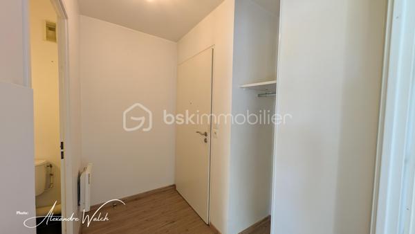 Tout faire à pied, profiter d’un extérieur et ne plus avoir à chercher où se garer : cet appartement récent réunit tous ces atouts.

Situé au 1er étage avec ascenseur au sein d’une petite copropriété de seulement 22 lots principaux, découvrez cet appartement de 60,07 m² Carrez, lumineux, fonctionnel et disposant d'une entrée séparée avec penderie.

Son véritable cœur de vie : un espace de plus de 27 m² réunissant son salon, agréable à vivre et bénéficiant d’un accès au balcon et sa cuisine qui offre un beau potentiel d’aménagement selon vos envies, 

Côté nuit, l’appartement dispose de deux chambres avec rangements intégrés, permettant à chacun de profiter de son propre espace.

Une salle d'eau fonctionnelle et un wc séparé complète cet ensemble privatif.

Pour le stationnement, pas besoin de choisir : vous bénéficiez à la fois d’un box fermé en sous sol et d’une place de parking extérieure au sein de la résidence sécurisée.

Ici, le quotidien peut se faire sans voiture. Tram, écoles et commerces sont accessibles à seulement 300 mètres.

Les atouts à retenir:
60,07 m² Carrez
Pièce de vie de plus de 27 m²
2 chambres avec rangements
Volets roulants
Double vitrage PVC et oscillo battant (cuisine et chambre)
Balcon
1er étage sur 4 avec ascenseur avec vue sur les espaces verts
Box fermé + place de parking extérieure
Petite copropriété de 22 lots principaux
Tram, écoles et commerces à 300 m
DPE C
Aucune anomalie électrique.

Un appartement qui coche de nombreuses cases : emplacement pratique, extérieur, stationnement, ascenseur, belle pièce de vie et performance énergétique.

Et si le prochain à ouvrir cette porte, c’était vous ?

Les photos vous donnent un aperçu, mais c’est lors de la visite que vous pourrez réellement apprécier les volumes, la luminosité et l’environnement de cet appartement.

Contactez-moi dès maintenant pour réserver votre créneau de visite. Un bien réunissant balcon, ascenseur, box ET parking à proximité immédiate du tram et des commerces mérite d’être découvert rapidement.

Dans le cadre de votre projet d’acquisition et conformément aux dispositions de la loi ELAN, nous souhaitons vous informer de vos droits avant la visite du bien que vous envisagez. Nous vous rappelons que vous avez la possibilité de vous faire accompagner, lors de la visite, par un professionnel de la construction de votre choix (architecte, expert en bâtiment, maître d’œuvre, artisan, etc.). Cette démarche peut vous permettre d’obtenir un avis technique éclairé sur l’état du bien, d’identifier d’éventuels travaux à prévoir et de sécuriser votre projet d’acquisition. Nous vous remercions de bien vouloir nous informer en amont de la visite si vous souhaitez être accompagné(e), afin de faciliter l’organisation de celle-ci dans les meilleures conditions.

-----------------------------------------------------------------------------------