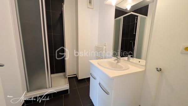 Tout faire à pied, profiter d’un extérieur et ne plus avoir à chercher où se garer : cet appartement récent réunit tous ces atouts.

Situé au 1er étage avec ascenseur au sein d’une petite copropriété de seulement 22 lots principaux, découvrez cet appartement de 60,07 m² Carrez, lumineux, fonctionnel et disposant d'une entrée séparée avec penderie.

Son véritable cœur de vie : un espace de plus de 27 m² réunissant son salon, agréable à vivre et bénéficiant d’un accès au balcon et sa cuisine qui offre un beau potentiel d’aménagement selon vos envies, 

Côté nuit, l’appartement dispose de deux chambres avec rangements intégrés, permettant à chacun de profiter de son propre espace.

Une salle d'eau fonctionnelle et un wc séparé complète cet ensemble privatif.

Pour le stationnement, pas besoin de choisir : vous bénéficiez à la fois d’un box fermé en sous sol et d’une place de parking extérieure au sein de la résidence sécurisée.

Ici, le quotidien peut se faire sans voiture. Tram, écoles et commerces sont accessibles à seulement 300 mètres.

Les atouts à retenir:
60,07 m² Carrez
Pièce de vie de plus de 27 m²
2 chambres avec rangements
Volets roulants
Double vitrage PVC et oscillo battant (cuisine et chambre)
Balcon
1er étage sur 4 avec ascenseur avec vue sur les espaces verts
Box fermé + place de parking extérieure
Petite copropriété de 22 lots principaux
Tram, écoles et commerces à 300 m
DPE C
Aucune anomalie électrique.

Un appartement qui coche de nombreuses cases : emplacement pratique, extérieur, stationnement, ascenseur, belle pièce de vie et performance énergétique.

Et si le prochain à ouvrir cette porte, c’était vous ?

Les photos vous donnent un aperçu, mais c’est lors de la visite que vous pourrez réellement apprécier les volumes, la luminosité et l’environnement de cet appartement.

Contactez-moi dès maintenant pour réserver votre créneau de visite. Un bien réunissant balcon, ascenseur, box ET parking à proximité immédiate du tram et des commerces mérite d’être découvert rapidement.

Dans le cadre de votre projet d’acquisition et conformément aux dispositions de la loi ELAN, nous souhaitons vous informer de vos droits avant la visite du bien que vous envisagez. Nous vous rappelons que vous avez la possibilité de vous faire accompagner, lors de la visite, par un professionnel de la construction de votre choix (architecte, expert en bâtiment, maître d’œuvre, artisan, etc.). Cette démarche peut vous permettre d’obtenir un avis technique éclairé sur l’état du bien, d’identifier d’éventuels travaux à prévoir et de sécuriser votre projet d’acquisition. Nous vous remercions de bien vouloir nous informer en amont de la visite si vous souhaitez être accompagné(e), afin de faciliter l’organisation de celle-ci dans les meilleures conditions.

-----------------------------------------------------------------------------------