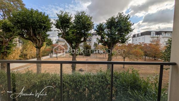Tout faire à pied, profiter d’un extérieur et ne plus avoir à chercher où se garer : cet appartement récent réunit tous ces atouts.

Situé au 1er étage avec ascenseur au sein d’une petite copropriété de seulement 22 lots principaux, découvrez cet appartement de 60,07 m² Carrez, lumineux, fonctionnel et disposant d'une entrée séparée avec penderie.

Son véritable cœur de vie : un espace de plus de 27 m² réunissant son salon, agréable à vivre et bénéficiant d’un accès au balcon et sa cuisine qui offre un beau potentiel d’aménagement selon vos envies, 

Côté nuit, l’appartement dispose de deux chambres avec rangements intégrés, permettant à chacun de profiter de son propre espace.

Une salle d'eau fonctionnelle et un wc séparé complète cet ensemble privatif.

Pour le stationnement, pas besoin de choisir : vous bénéficiez à la fois d’un box fermé en sous sol et d’une place de parking extérieure au sein de la résidence sécurisée.

Ici, le quotidien peut se faire sans voiture. Tram, écoles et commerces sont accessibles à seulement 300 mètres.

Les atouts à retenir:
60,07 m² Carrez
Pièce de vie de plus de 27 m²
2 chambres avec rangements
Volets roulants
Double vitrage PVC et oscillo battant (cuisine et chambre)
Balcon
1er étage sur 4 avec ascenseur avec vue sur les espaces verts
Box fermé + place de parking extérieure
Petite copropriété de 22 lots principaux
Tram, écoles et commerces à 300 m
DPE C
Aucune anomalie électrique.

Un appartement qui coche de nombreuses cases : emplacement pratique, extérieur, stationnement, ascenseur, belle pièce de vie et performance énergétique.

Et si le prochain à ouvrir cette porte, c’était vous ?

Les photos vous donnent un aperçu, mais c’est lors de la visite que vous pourrez réellement apprécier les volumes, la luminosité et l’environnement de cet appartement.

Contactez-moi dès maintenant pour réserver votre créneau de visite. Un bien réunissant balcon, ascenseur, box ET parking à proximité immédiate du tram et des commerces mérite d’être découvert rapidement.

Dans le cadre de votre projet d’acquisition et conformément aux dispositions de la loi ELAN, nous souhaitons vous informer de vos droits avant la visite du bien que vous envisagez. Nous vous rappelons que vous avez la possibilité de vous faire accompagner, lors de la visite, par un professionnel de la construction de votre choix (architecte, expert en bâtiment, maître d’œuvre, artisan, etc.). Cette démarche peut vous permettre d’obtenir un avis technique éclairé sur l’état du bien, d’identifier d’éventuels travaux à prévoir et de sécuriser votre projet d’acquisition. Nous vous remercions de bien vouloir nous informer en amont de la visite si vous souhaitez être accompagné(e), afin de faciliter l’organisation de celle-ci dans les meilleures conditions.

-----------------------------------------------------------------------------------