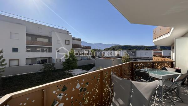 Venez découvrir avec Patricia Acquaviva ce charmant T2 de 43 m², idéalement situé rue Champ Nigat, à seulement 5 minutes à pied de l’hypercentre.

Situé au premier étage sur trois d’une résidence construite en 2021, avec ascenseur, conforme aux normes PMR et entièrement fermée et sécurisée, cet appartement récent offre un cadre de vie confortable, pratique et agréable. Aucun travaux n’est à prévoir dans l’appartement : vous pourrez vous y installer immédiatement.

L’espace de vie de 23 m² se compose d’un séjour ouvert sur une cuisine, formant une pièce à vivre conviviale et lumineuse. Cet espace s’ouvre sur une agréable terrasse de 9,4 m², exposé Est, offrant un véritable prolongement du séjour et un extérieur appréciable au quotidien.
Côté nuit, vous disposerez d’une chambre de 11,5 m² ainsi que d’une salle d’eau équipée d’une douche à l’italienne et d’un WC.

Une place de stationnement privative en sous-sol est également comprise dans le prix, apportant un confort supplémentaire et une solution de stationnement sécurisée.

L’appartement bénéficie d’un chauffage individuel au gaz, d’un interphone et d’un DPE classé C.
Son emplacement est particulièrement pratique : vous êtes à proximité des écoles et du collège, tout en profitant de la proximité immédiate de l’hypercentre, accessible en seulement 5 minutes à pied.
Charges de copropriété : 170 € par trimestre. Taxe foncière : 943 € par an.

Un appartement récent, fonctionnel et sans travaux, bénéficiant d’un bel extérieur, d’un stationnement en sous-sol et d’une résidence sécurisée. 
Une belle opportunité à découvrir sans tarder avec Patricia Acquaviva.