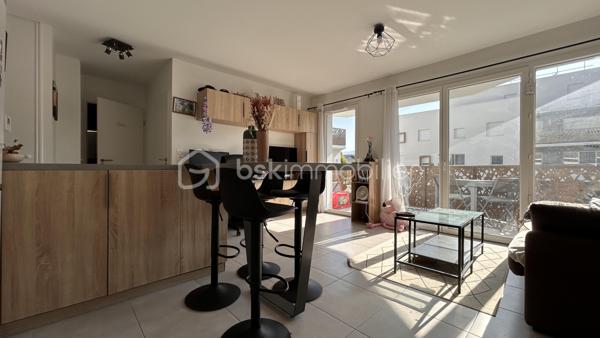 Venez découvrir avec Patricia Acquaviva ce charmant T2 de 43 m², idéalement situé rue Champ Nigat, à seulement 5 minutes à pied de l’hypercentre.

Situé au premier étage sur trois d’une résidence construite en 2021, avec ascenseur, conforme aux normes PMR et entièrement fermée et sécurisée, cet appartement récent offre un cadre de vie confortable, pratique et agréable. Aucun travaux n’est à prévoir dans l’appartement : vous pourrez vous y installer immédiatement.

L’espace de vie de 23 m² se compose d’un séjour ouvert sur une cuisine, formant une pièce à vivre conviviale et lumineuse. Cet espace s’ouvre sur une agréable terrasse de 9,4 m², exposé Est, offrant un véritable prolongement du séjour et un extérieur appréciable au quotidien.
Côté nuit, vous disposerez d’une chambre de 11,5 m² ainsi que d’une salle d’eau équipée d’une douche à l’italienne et d’un WC.

Une place de stationnement privative en sous-sol est également comprise dans le prix, apportant un confort supplémentaire et une solution de stationnement sécurisée.

L’appartement bénéficie d’un chauffage individuel au gaz, d’un interphone et d’un DPE classé C.
Son emplacement est particulièrement pratique : vous êtes à proximité des écoles et du collège, tout en profitant de la proximité immédiate de l’hypercentre, accessible en seulement 5 minutes à pied.
Charges de copropriété : 170 € par trimestre. Taxe foncière : 943 € par an.

Un appartement récent, fonctionnel et sans travaux, bénéficiant d’un bel extérieur, d’un stationnement en sous-sol et d’une résidence sécurisée. 
Une belle opportunité à découvrir sans tarder avec Patricia Acquaviva.