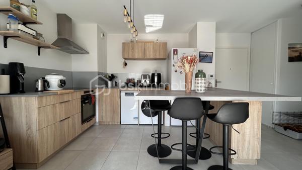 Venez découvrir avec Patricia Acquaviva ce charmant T2 de 43 m², idéalement situé rue Champ Nigat, à seulement 5 minutes à pied de l’hypercentre.

Situé au premier étage sur trois d’une résidence construite en 2021, avec ascenseur, conforme aux normes PMR et entièrement fermée et sécurisée, cet appartement récent offre un cadre de vie confortable, pratique et agréable. Aucun travaux n’est à prévoir dans l’appartement : vous pourrez vous y installer immédiatement.

L’espace de vie de 23 m² se compose d’un séjour ouvert sur une cuisine, formant une pièce à vivre conviviale et lumineuse. Cet espace s’ouvre sur une agréable terrasse de 9,4 m², exposé Est, offrant un véritable prolongement du séjour et un extérieur appréciable au quotidien.
Côté nuit, vous disposerez d’une chambre de 11,5 m² ainsi que d’une salle d’eau équipée d’une douche à l’italienne et d’un WC.

Une place de stationnement privative en sous-sol est également comprise dans le prix, apportant un confort supplémentaire et une solution de stationnement sécurisée.

L’appartement bénéficie d’un chauffage individuel au gaz, d’un interphone et d’un DPE classé C.
Son emplacement est particulièrement pratique : vous êtes à proximité des écoles et du collège, tout en profitant de la proximité immédiate de l’hypercentre, accessible en seulement 5 minutes à pied.
Charges de copropriété : 170 € par trimestre. Taxe foncière : 943 € par an.

Un appartement récent, fonctionnel et sans travaux, bénéficiant d’un bel extérieur, d’un stationnement en sous-sol et d’une résidence sécurisée. 
Une belle opportunité à découvrir sans tarder avec Patricia Acquaviva.