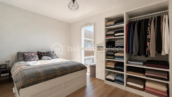 Venez découvrir avec Patricia Acquaviva ce charmant T2 de 43 m², idéalement situé rue Champ Nigat, à seulement 5 minutes à pied de l’hypercentre.

Situé au premier étage sur trois d’une résidence construite en 2021, avec ascenseur, conforme aux normes PMR et entièrement fermée et sécurisée, cet appartement récent offre un cadre de vie confortable, pratique et agréable. Aucun travaux n’est à prévoir dans l’appartement : vous pourrez vous y installer immédiatement.

L’espace de vie de 23 m² se compose d’un séjour ouvert sur une cuisine, formant une pièce à vivre conviviale et lumineuse. Cet espace s’ouvre sur une agréable terrasse de 9,4 m², exposé Est, offrant un véritable prolongement du séjour et un extérieur appréciable au quotidien.
Côté nuit, vous disposerez d’une chambre de 11,5 m² ainsi que d’une salle d’eau équipée d’une douche à l’italienne et d’un WC.

Une place de stationnement privative en sous-sol est également comprise dans le prix, apportant un confort supplémentaire et une solution de stationnement sécurisée.

L’appartement bénéficie d’un chauffage individuel au gaz, d’un interphone et d’un DPE classé C.
Son emplacement est particulièrement pratique : vous êtes à proximité des écoles et du collège, tout en profitant de la proximité immédiate de l’hypercentre, accessible en seulement 5 minutes à pied.
Charges de copropriété : 170 € par trimestre. Taxe foncière : 943 € par an.

Un appartement récent, fonctionnel et sans travaux, bénéficiant d’un bel extérieur, d’un stationnement en sous-sol et d’une résidence sécurisée. 
Une belle opportunité à découvrir sans tarder avec Patricia Acquaviva.
