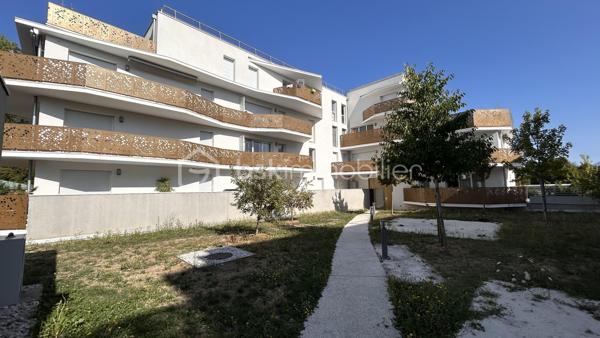 Venez découvrir avec Patricia Acquaviva ce charmant T2 de 43 m², idéalement situé rue Champ Nigat, à seulement 5 minutes à pied de l’hypercentre.

Situé au premier étage sur trois d’une résidence construite en 2021, avec ascenseur, conforme aux normes PMR et entièrement fermée et sécurisée, cet appartement récent offre un cadre de vie confortable, pratique et agréable. Aucun travaux n’est à prévoir dans l’appartement : vous pourrez vous y installer immédiatement.

L’espace de vie de 23 m² se compose d’un séjour ouvert sur une cuisine, formant une pièce à vivre conviviale et lumineuse. Cet espace s’ouvre sur une agréable terrasse de 9,4 m², exposé Est, offrant un véritable prolongement du séjour et un extérieur appréciable au quotidien.
Côté nuit, vous disposerez d’une chambre de 11,5 m² ainsi que d’une salle d’eau équipée d’une douche à l’italienne et d’un WC.

Une place de stationnement privative en sous-sol est également comprise dans le prix, apportant un confort supplémentaire et une solution de stationnement sécurisée.

L’appartement bénéficie d’un chauffage individuel au gaz, d’un interphone et d’un DPE classé C.
Son emplacement est particulièrement pratique : vous êtes à proximité des écoles et du collège, tout en profitant de la proximité immédiate de l’hypercentre, accessible en seulement 5 minutes à pied.
Charges de copropriété : 170 € par trimestre. Taxe foncière : 943 € par an.

Un appartement récent, fonctionnel et sans travaux, bénéficiant d’un bel extérieur, d’un stationnement en sous-sol et d’une résidence sécurisée. 
Une belle opportunité à découvrir sans tarder avec Patricia Acquaviva.