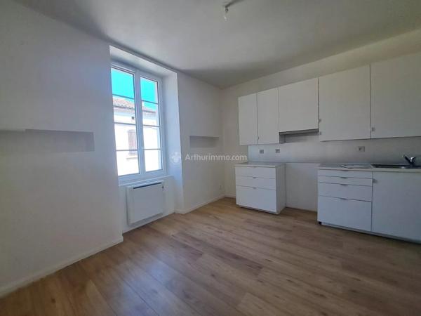 Location                                                      Appartement
                        
                     3 pièces                                         à Carmaux