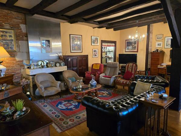 Immeuble comprenant un duplex d'environ 150 m² et un local commercial de 100 m² , au coeur du centre historique de Périgueux