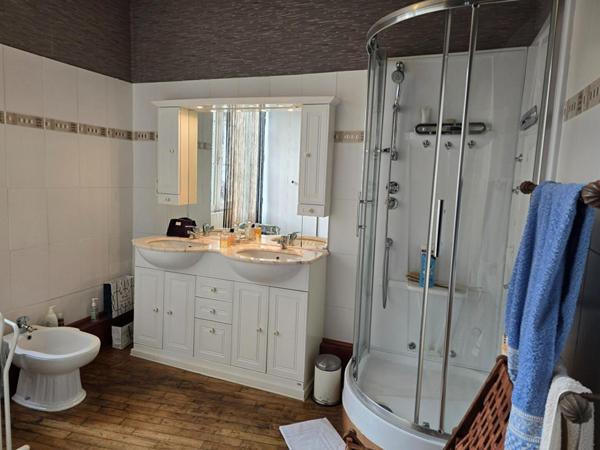 Immeuble comprenant un duplex d'environ 150 m² et un local commercial de 100 m² , au coeur du centre historique de Périgueux