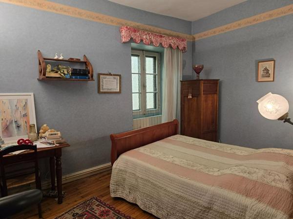 Immeuble comprenant un duplex d'environ 150 m² et un local commercial de 100 m² , au coeur du centre historique de Périgueux