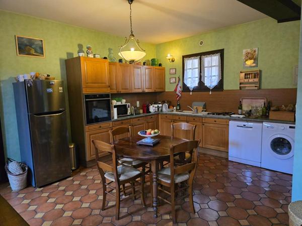 Immeuble comprenant un duplex d'environ 150 m² et un local commercial de 100 m² , au coeur du centre historique de Périgueux