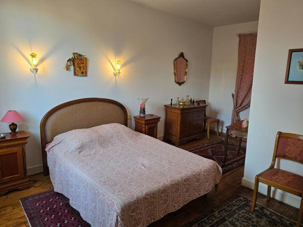 Immeuble comprenant un duplex d'environ 150 m² et un local commercial de 100 m² , au coeur du centre historique de Périgueux