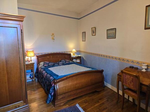 Immeuble comprenant un duplex d'environ 150 m² et un local commercial de 100 m² , au coeur du centre historique de Périgueux