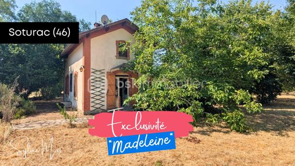 Au bout d'un chemin de terre, à l'abri de toute circulation automobile, la maison réf.*Madeleine* offre un espace hors du temps.
Bordant l'ancienne ligne ferroviaire aujourd'hui transformée en voie verte, cette ancienne maison de garde-barrière bénéficie d'un environnement rare, entre vignes, prairies et bois. Ici, le calme est ponctué par le passage des cyclistes, tandis que la rivière Lot, située à quelques minutes, ravira les amateurs de pêche, de canoë, de balades au fil de l'eau et plus largement les amoureux de nature.

Édifiée sur un terrain arboré de 2 218 m2 , cette charmante maison d'environ 63 m² séduira les personnes en quête d'authenticité et d'un cadre de vie préservé.
Le rez-de-chaussée accueille une agréable pièce de vie de 17 m2 avec coin cuisine et une belle cheminée ouverte, un coin salon de 10 m2 pouvant également faire office de chambre, une salle d'eau avec WC ainsi qu'un accès à une magnifique cave voûtée.
À l'étage, deux chambres traversantes (14 et 16,5 m2) composent l'espace nuit.
À l'extérieur, une terrasse, un abri de jardin avec chenil attenant ainsi que le terrain arboré complètent cet ensemble plein de charme.
Si vous recherchez un lieu authentique où passer vos week-ends, vos vacances ou simplement vous reconnecter à la nature, *Madeleine* mérite assurément une visite.