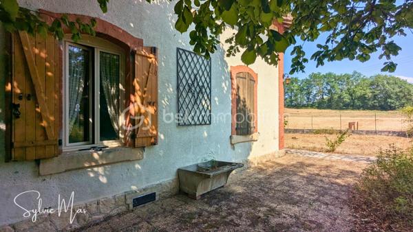 Au bout d'un chemin de terre, à l'abri de toute circulation automobile, la maison réf.*Madeleine* offre un espace hors du temps.
Bordant l'ancienne ligne ferroviaire aujourd'hui transformée en voie verte, cette ancienne maison de garde-barrière bénéficie d'un environnement rare, entre vignes, prairies et bois. Ici, le calme est ponctué par le passage des cyclistes, tandis que la rivière Lot, située à quelques minutes, ravira les amateurs de pêche, de canoë, de balades au fil de l'eau et plus largement les amoureux de nature.

Édifiée sur un terrain arboré de 2 218 m2 , cette charmante maison d'environ 63 m² séduira les personnes en quête d'authenticité et d'un cadre de vie préservé.
Le rez-de-chaussée accueille une agréable pièce de vie de 17 m2 avec coin cuisine et une belle cheminée ouverte, un coin salon de 10 m2 pouvant également faire office de chambre, une salle d'eau avec WC ainsi qu'un accès à une magnifique cave voûtée.
À l'étage, deux chambres traversantes (14 et 16,5 m2) composent l'espace nuit.
À l'extérieur, une terrasse, un abri de jardin avec chenil attenant ainsi que le terrain arboré complètent cet ensemble plein de charme.
Si vous recherchez un lieu authentique où passer vos week-ends, vos vacances ou simplement vous reconnecter à la nature, *Madeleine* mérite assurément une visite.
