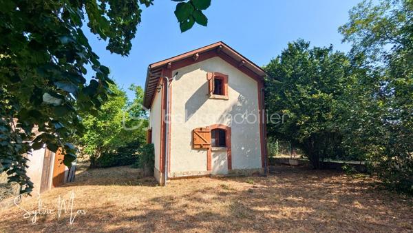 Au bout d'un chemin de terre, à l'abri de toute circulation automobile, la maison réf.*Madeleine* offre un espace hors du temps.
Bordant l'ancienne ligne ferroviaire aujourd'hui transformée en voie verte, cette ancienne maison de garde-barrière bénéficie d'un environnement rare, entre vignes, prairies et bois. Ici, le calme est ponctué par le passage des cyclistes, tandis que la rivière Lot, située à quelques minutes, ravira les amateurs de pêche, de canoë, de balades au fil de l'eau et plus largement les amoureux de nature.

Édifiée sur un terrain arboré de 2 218 m2 , cette charmante maison d'environ 63 m² séduira les personnes en quête d'authenticité et d'un cadre de vie préservé.
Le rez-de-chaussée accueille une agréable pièce de vie de 17 m2 avec coin cuisine et une belle cheminée ouverte, un coin salon de 10 m2 pouvant également faire office de chambre, une salle d'eau avec WC ainsi qu'un accès à une magnifique cave voûtée.
À l'étage, deux chambres traversantes (14 et 16,5 m2) composent l'espace nuit.
À l'extérieur, une terrasse, un abri de jardin avec chenil attenant ainsi que le terrain arboré complètent cet ensemble plein de charme.
Si vous recherchez un lieu authentique où passer vos week-ends, vos vacances ou simplement vous reconnecter à la nature, *Madeleine* mérite assurément une visite.