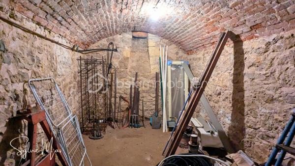 Au bout d'un chemin de terre, à l'abri de toute circulation automobile, la maison réf.*Madeleine* offre un espace hors du temps.
Bordant l'ancienne ligne ferroviaire aujourd'hui transformée en voie verte, cette ancienne maison de garde-barrière bénéficie d'un environnement rare, entre vignes, prairies et bois. Ici, le calme est ponctué par le passage des cyclistes, tandis que la rivière Lot, située à quelques minutes, ravira les amateurs de pêche, de canoë, de balades au fil de l'eau et plus largement les amoureux de nature.

Édifiée sur un terrain arboré de 2 218 m2 , cette charmante maison d'environ 63 m² séduira les personnes en quête d'authenticité et d'un cadre de vie préservé.
Le rez-de-chaussée accueille une agréable pièce de vie de 17 m2 avec coin cuisine et une belle cheminée ouverte, un coin salon de 10 m2 pouvant également faire office de chambre, une salle d'eau avec WC ainsi qu'un accès à une magnifique cave voûtée.
À l'étage, deux chambres traversantes (14 et 16,5 m2) composent l'espace nuit.
À l'extérieur, une terrasse, un abri de jardin avec chenil attenant ainsi que le terrain arboré complètent cet ensemble plein de charme.
Si vous recherchez un lieu authentique où passer vos week-ends, vos vacances ou simplement vous reconnecter à la nature, *Madeleine* mérite assurément une visite.