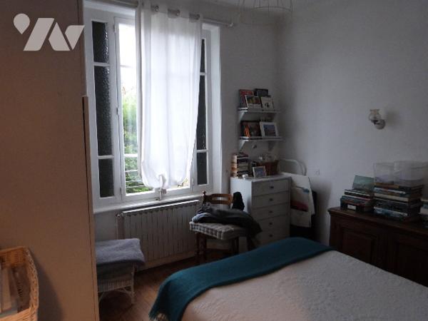 Maison individuelle avec jardin... Vente avec locataires en place....