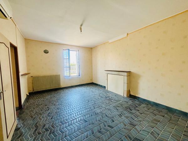 À VENDRE – Longère 110 m² habitables avec nombreuses dépendances et terrain de 900 m²