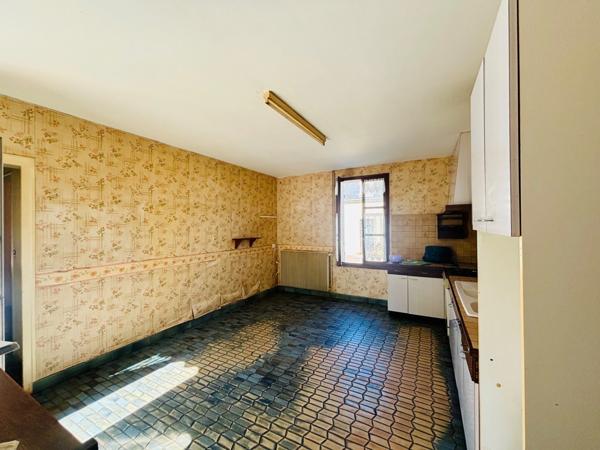 À VENDRE – Longère 110 m² habitables avec nombreuses dépendances et terrain de 900 m²