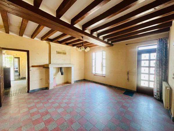 À VENDRE – Longère 110 m² habitables avec nombreuses dépendances et terrain de 900 m²