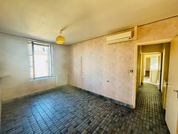 À VENDRE – Longère 110 m² habitables avec nombreuses dépendances et terrain de 900 m²