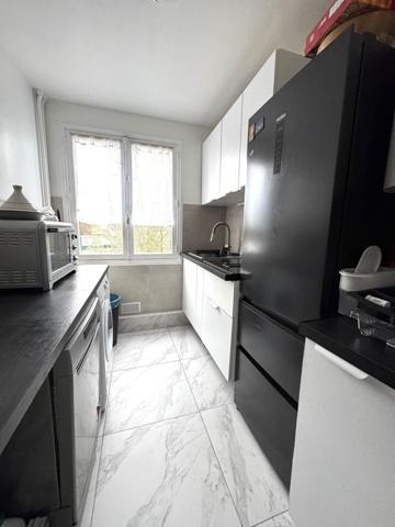 Les Pavillons-s/s-Bois Appartement de 3 pièces + Cave!