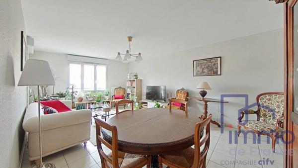 F4 DANS IMMEUBLE RÉCENT AVEC GARAGE ET DOUBLE TERRASSE