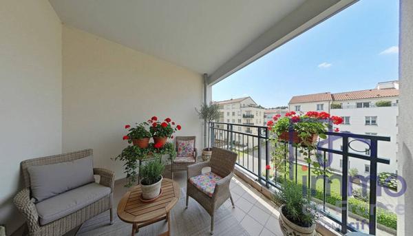 F4 DANS IMMEUBLE RÉCENT AVEC GARAGE ET DOUBLE TERRASSE