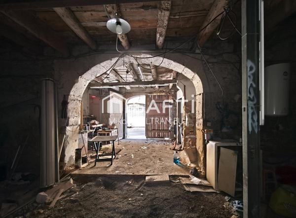 Poussan – Maison de village traversante avec grand garage