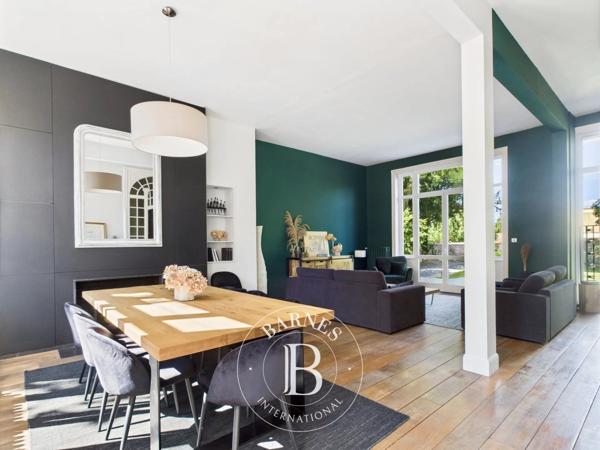 Villeneuve-d'Ascq, Maison 6 Chambres -  285 m² à vendre