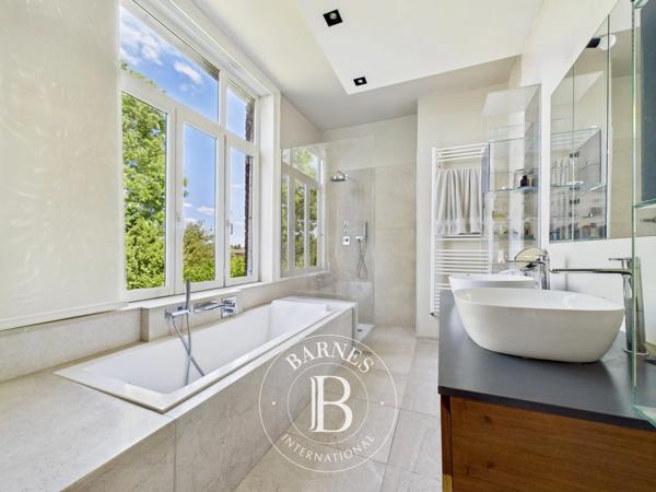 Villeneuve-d'Ascq, Maison 6 Chambres -  285 m² à vendre