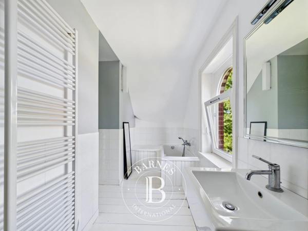 Villeneuve-d'Ascq, Maison 6 Chambres -  285 m² à vendre