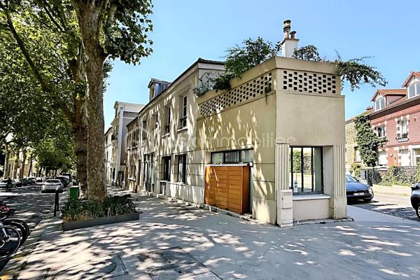 Au cœur de la très recherchée Mouzaïa, découvrez un bien atypique comme il en existe peu sur le marché. Dans ce quartier au charme unique, composé de ses célèbres villas pavillonnaires, ce loft de 82 m² Carrez (83,64 m² au sol) offre des volumes remarquables et un potentiel d'aménagement rare.
La pièce de vie traversante, de plus de 30 m², constitue le cœur de l'appartement. Lumineuse et conviviale, elle s'ouvre sur une cuisine entièrement équipée. Une chambre de 11 m² ainsi qu'une salle de bains avec baignoire et WC complètent le niveau principal.
En souplex, une spectaculaire pièce de 28 m² bénéficiant d'une hauteur sous plafond de plus de 3 mètres offre un espace exceptionnel. Atelier d'artiste, studio de musique, salle de projection, espace de télétravail, salle de sport ou encore bureau pour une profession libérale (sous réserve des autorisations nécessaires) : les possibilités sont nombreuses.
Le bien est situé au sein d'une petite copropriété de seulement quatre lots, gérée par un syndic bénévole, un véritable atout pour la maîtrise des charges et la qualité de vie.
L'environnement est particulièrement recherché : les parcs des Buttes-Chaumont et de la Butte du Chapeau Rouge se trouvent au bout de la rue, tandis que les stations de métro Danube, Botzaris et Place des Fêtes permettent de rejoindre facilement le reste de Paris.
Les atouts du bien
• Quartier Mouzaïa, l'un des plus prisés du 19ᵉ arrondissement
• 82 m² Carrez (83,64 m² au sol)
• Séjour traversant de plus de 30 m²
• Pièce en souplex de 28 m² avec près de 3 m de hauteur sous plafond
• Cuisine équipée
• Petite copropriété de 4 lots avec syndic bénévole
• À deux pas des Buttes-Chaumont et de la Butte du Chapeau Rouge
• Métros Danube, Botzaris et Place des Fêtes à proximité
• Chauffage individuel