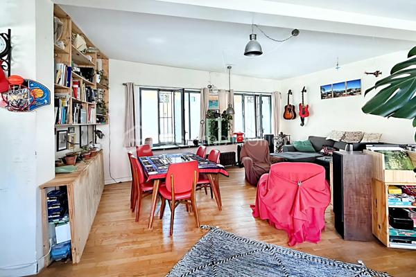 Au cœur de la très recherchée Mouzaïa, découvrez un bien atypique comme il en existe peu sur le marché. Dans ce quartier au charme unique, composé de ses célèbres villas pavillonnaires, ce loft de 82 m² Carrez (83,64 m² au sol) offre des volumes remarquables et un potentiel d'aménagement rare.
La pièce de vie traversante, de plus de 30 m², constitue le cœur de l'appartement. Lumineuse et conviviale, elle s'ouvre sur une cuisine entièrement équipée. Une chambre de 11 m² ainsi qu'une salle de bains avec baignoire et WC complètent le niveau principal.
En souplex, une spectaculaire pièce de 28 m² bénéficiant d'une hauteur sous plafond de plus de 3 mètres offre un espace exceptionnel. Atelier d'artiste, studio de musique, salle de projection, espace de télétravail, salle de sport ou encore bureau pour une profession libérale (sous réserve des autorisations nécessaires) : les possibilités sont nombreuses.
Le bien est situé au sein d'une petite copropriété de seulement quatre lots, gérée par un syndic bénévole, un véritable atout pour la maîtrise des charges et la qualité de vie.
L'environnement est particulièrement recherché : les parcs des Buttes-Chaumont et de la Butte du Chapeau Rouge se trouvent au bout de la rue, tandis que les stations de métro Danube, Botzaris et Place des Fêtes permettent de rejoindre facilement le reste de Paris.
Les atouts du bien
• Quartier Mouzaïa, l'un des plus prisés du 19ᵉ arrondissement
• 82 m² Carrez (83,64 m² au sol)
• Séjour traversant de plus de 30 m²
• Pièce en souplex de 28 m² avec près de 3 m de hauteur sous plafond
• Cuisine équipée
• Petite copropriété de 4 lots avec syndic bénévole
• À deux pas des Buttes-Chaumont et de la Butte du Chapeau Rouge
• Métros Danube, Botzaris et Place des Fêtes à proximité
• Chauffage individuel
