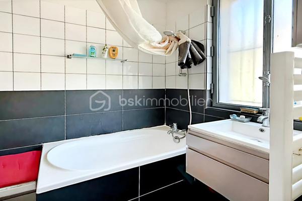 Au cœur de la très recherchée Mouzaïa, découvrez un bien atypique comme il en existe peu sur le marché. Dans ce quartier au charme unique, composé de ses célèbres villas pavillonnaires, ce loft de 82 m² Carrez (83,64 m² au sol) offre des volumes remarquables et un potentiel d'aménagement rare.
La pièce de vie traversante, de plus de 30 m², constitue le cœur de l'appartement. Lumineuse et conviviale, elle s'ouvre sur une cuisine entièrement équipée. Une chambre de 11 m² ainsi qu'une salle de bains avec baignoire et WC complètent le niveau principal.
En souplex, une spectaculaire pièce de 28 m² bénéficiant d'une hauteur sous plafond de plus de 3 mètres offre un espace exceptionnel. Atelier d'artiste, studio de musique, salle de projection, espace de télétravail, salle de sport ou encore bureau pour une profession libérale (sous réserve des autorisations nécessaires) : les possibilités sont nombreuses.
Le bien est situé au sein d'une petite copropriété de seulement quatre lots, gérée par un syndic bénévole, un véritable atout pour la maîtrise des charges et la qualité de vie.
L'environnement est particulièrement recherché : les parcs des Buttes-Chaumont et de la Butte du Chapeau Rouge se trouvent au bout de la rue, tandis que les stations de métro Danube, Botzaris et Place des Fêtes permettent de rejoindre facilement le reste de Paris.
Les atouts du bien
• Quartier Mouzaïa, l'un des plus prisés du 19ᵉ arrondissement
• 82 m² Carrez (83,64 m² au sol)
• Séjour traversant de plus de 30 m²
• Pièce en souplex de 28 m² avec près de 3 m de hauteur sous plafond
• Cuisine équipée
• Petite copropriété de 4 lots avec syndic bénévole
• À deux pas des Buttes-Chaumont et de la Butte du Chapeau Rouge
• Métros Danube, Botzaris et Place des Fêtes à proximité
• Chauffage individuel