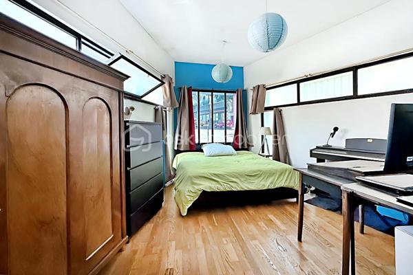 Au cœur de la très recherchée Mouzaïa, découvrez un bien atypique comme il en existe peu sur le marché. Dans ce quartier au charme unique, composé de ses célèbres villas pavillonnaires, ce loft de 82 m² Carrez (83,64 m² au sol) offre des volumes remarquables et un potentiel d'aménagement rare.
La pièce de vie traversante, de plus de 30 m², constitue le cœur de l'appartement. Lumineuse et conviviale, elle s'ouvre sur une cuisine entièrement équipée. Une chambre de 11 m² ainsi qu'une salle de bains avec baignoire et WC complètent le niveau principal.
En souplex, une spectaculaire pièce de 28 m² bénéficiant d'une hauteur sous plafond de plus de 3 mètres offre un espace exceptionnel. Atelier d'artiste, studio de musique, salle de projection, espace de télétravail, salle de sport ou encore bureau pour une profession libérale (sous réserve des autorisations nécessaires) : les possibilités sont nombreuses.
Le bien est situé au sein d'une petite copropriété de seulement quatre lots, gérée par un syndic bénévole, un véritable atout pour la maîtrise des charges et la qualité de vie.
L'environnement est particulièrement recherché : les parcs des Buttes-Chaumont et de la Butte du Chapeau Rouge se trouvent au bout de la rue, tandis que les stations de métro Danube, Botzaris et Place des Fêtes permettent de rejoindre facilement le reste de Paris.
Les atouts du bien
• Quartier Mouzaïa, l'un des plus prisés du 19ᵉ arrondissement
• 82 m² Carrez (83,64 m² au sol)
• Séjour traversant de plus de 30 m²
• Pièce en souplex de 28 m² avec près de 3 m de hauteur sous plafond
• Cuisine équipée
• Petite copropriété de 4 lots avec syndic bénévole
• À deux pas des Buttes-Chaumont et de la Butte du Chapeau Rouge
• Métros Danube, Botzaris et Place des Fêtes à proximité
• Chauffage individuel