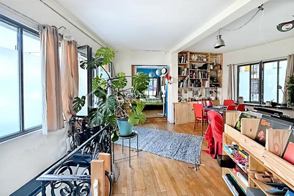 Au cœur de la très recherchée Mouzaïa, découvrez un bien atypique comme il en existe peu sur le marché. Dans ce quartier au charme unique, composé de ses célèbres villas pavillonnaires, ce loft de 82 m² Carrez (83,64 m² au sol) offre des volumes remarquables et un potentiel d'aménagement rare.
La pièce de vie traversante, de plus de 30 m², constitue le cœur de l'appartement. Lumineuse et conviviale, elle s'ouvre sur une cuisine entièrement équipée. Une chambre de 11 m² ainsi qu'une salle de bains avec baignoire et WC complètent le niveau principal.
En souplex, une spectaculaire pièce de 28 m² bénéficiant d'une hauteur sous plafond de plus de 3 mètres offre un espace exceptionnel. Atelier d'artiste, studio de musique, salle de projection, espace de télétravail, salle de sport ou encore bureau pour une profession libérale (sous réserve des autorisations nécessaires) : les possibilités sont nombreuses.
Le bien est situé au sein d'une petite copropriété de seulement quatre lots, gérée par un syndic bénévole, un véritable atout pour la maîtrise des charges et la qualité de vie.
L'environnement est particulièrement recherché : les parcs des Buttes-Chaumont et de la Butte du Chapeau Rouge se trouvent au bout de la rue, tandis que les stations de métro Danube, Botzaris et Place des Fêtes permettent de rejoindre facilement le reste de Paris.
Les atouts du bien
• Quartier Mouzaïa, l'un des plus prisés du 19ᵉ arrondissement
• 82 m² Carrez (83,64 m² au sol)
• Séjour traversant de plus de 30 m²
• Pièce en souplex de 28 m² avec près de 3 m de hauteur sous plafond
• Cuisine équipée
• Petite copropriété de 4 lots avec syndic bénévole
• À deux pas des Buttes-Chaumont et de la Butte du Chapeau Rouge
• Métros Danube, Botzaris et Place des Fêtes à proximité
• Chauffage individuel