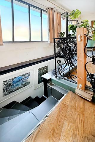 Au cœur de la très recherchée Mouzaïa, découvrez un bien atypique comme il en existe peu sur le marché. Dans ce quartier au charme unique, composé de ses célèbres villas pavillonnaires, ce loft de 82 m² Carrez (83,64 m² au sol) offre des volumes remarquables et un potentiel d'aménagement rare.
La pièce de vie traversante, de plus de 30 m², constitue le cœur de l'appartement. Lumineuse et conviviale, elle s'ouvre sur une cuisine entièrement équipée. Une chambre de 11 m² ainsi qu'une salle de bains avec baignoire et WC complètent le niveau principal.
En souplex, une spectaculaire pièce de 28 m² bénéficiant d'une hauteur sous plafond de plus de 3 mètres offre un espace exceptionnel. Atelier d'artiste, studio de musique, salle de projection, espace de télétravail, salle de sport ou encore bureau pour une profession libérale (sous réserve des autorisations nécessaires) : les possibilités sont nombreuses.
Le bien est situé au sein d'une petite copropriété de seulement quatre lots, gérée par un syndic bénévole, un véritable atout pour la maîtrise des charges et la qualité de vie.
L'environnement est particulièrement recherché : les parcs des Buttes-Chaumont et de la Butte du Chapeau Rouge se trouvent au bout de la rue, tandis que les stations de métro Danube, Botzaris et Place des Fêtes permettent de rejoindre facilement le reste de Paris.
Les atouts du bien
• Quartier Mouzaïa, l'un des plus prisés du 19ᵉ arrondissement
• 82 m² Carrez (83,64 m² au sol)
• Séjour traversant de plus de 30 m²
• Pièce en souplex de 28 m² avec près de 3 m de hauteur sous plafond
• Cuisine équipée
• Petite copropriété de 4 lots avec syndic bénévole
• À deux pas des Buttes-Chaumont et de la Butte du Chapeau Rouge
• Métros Danube, Botzaris et Place des Fêtes à proximité
• Chauffage individuel