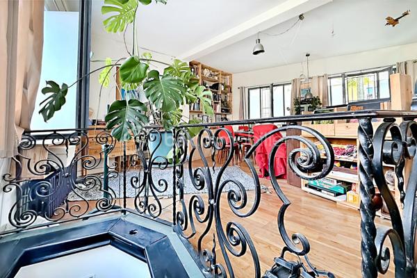 Au cœur de la très recherchée Mouzaïa, découvrez un bien atypique comme il en existe peu sur le marché. Dans ce quartier au charme unique, composé de ses célèbres villas pavillonnaires, ce loft de 82 m² Carrez (83,64 m² au sol) offre des volumes remarquables et un potentiel d'aménagement rare.
La pièce de vie traversante, de plus de 30 m², constitue le cœur de l'appartement. Lumineuse et conviviale, elle s'ouvre sur une cuisine entièrement équipée. Une chambre de 11 m² ainsi qu'une salle de bains avec baignoire et WC complètent le niveau principal.
En souplex, une spectaculaire pièce de 28 m² bénéficiant d'une hauteur sous plafond de plus de 3 mètres offre un espace exceptionnel. Atelier d'artiste, studio de musique, salle de projection, espace de télétravail, salle de sport ou encore bureau pour une profession libérale (sous réserve des autorisations nécessaires) : les possibilités sont nombreuses.
Le bien est situé au sein d'une petite copropriété de seulement quatre lots, gérée par un syndic bénévole, un véritable atout pour la maîtrise des charges et la qualité de vie.
L'environnement est particulièrement recherché : les parcs des Buttes-Chaumont et de la Butte du Chapeau Rouge se trouvent au bout de la rue, tandis que les stations de métro Danube, Botzaris et Place des Fêtes permettent de rejoindre facilement le reste de Paris.
Les atouts du bien
• Quartier Mouzaïa, l'un des plus prisés du 19ᵉ arrondissement
• 82 m² Carrez (83,64 m² au sol)
• Séjour traversant de plus de 30 m²
• Pièce en souplex de 28 m² avec près de 3 m de hauteur sous plafond
• Cuisine équipée
• Petite copropriété de 4 lots avec syndic bénévole
• À deux pas des Buttes-Chaumont et de la Butte du Chapeau Rouge
• Métros Danube, Botzaris et Place des Fêtes à proximité
• Chauffage individuel